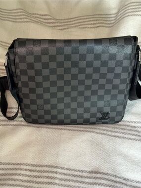 Louis Vuitton Damier Graphite Messenger Bag - Black/Gray